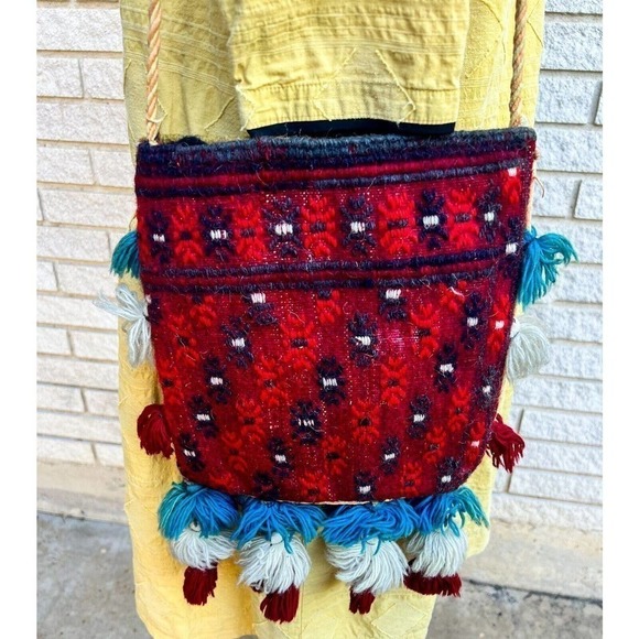 𝅺VINTAGE Persian Wool Carpet Salt Rug Bag Tassels Shoulder Strap Wall Hanging - Picture 4 of 7